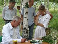 Владимир Мегре дает автограф своей юной читательнице